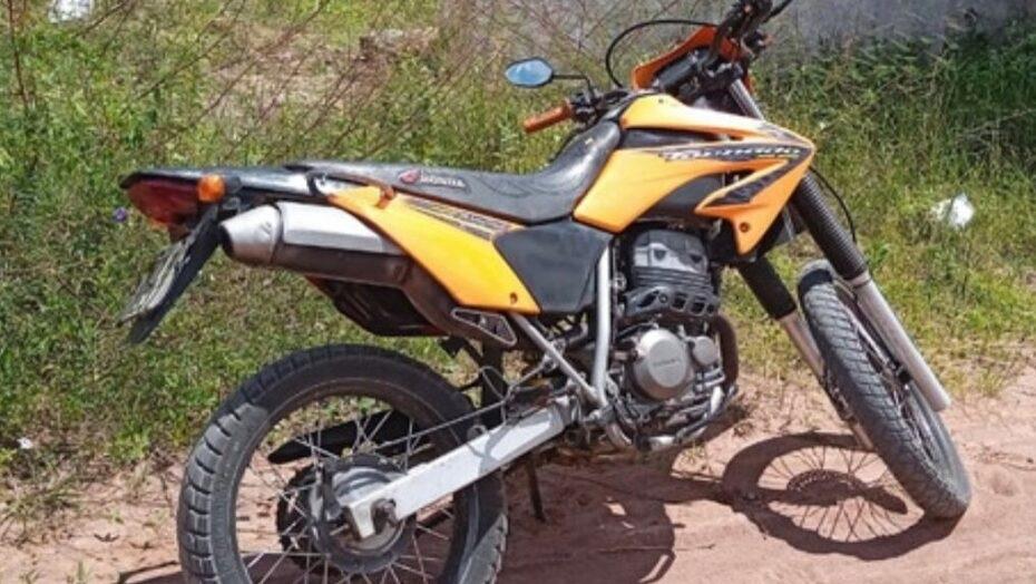 Casal de bandidos foge da polícia com moto roubada e se envolve em confronto com troca de tiros em Natal