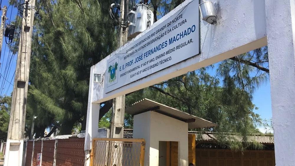 Com ônibus escolar parado por causa de pneu furado, centenas de estudantes ficam sem ter como ir a aula na Zona Sul de Natal