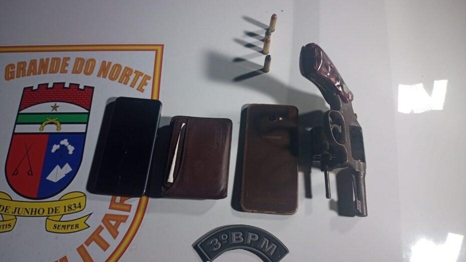 Com tornozeleiras eletrônicas, dupla suspeita tem armas apreendidas em ônibus na Grande Natal