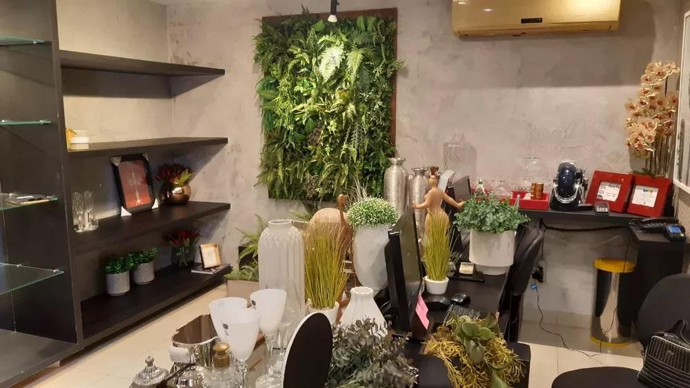 Criminosos arrombam loja de decorações, roubam fios de cobre e causam estragos após danificar tubulação de água em Natal