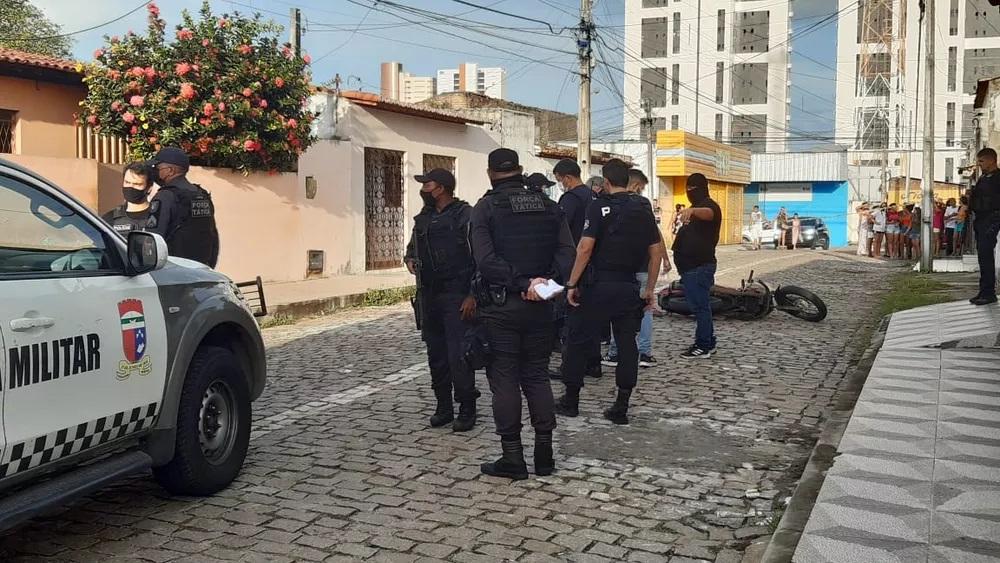 Dois suspeitos de assalto são mortos a tiros em frente a sorveteria na Zona Leste de Natal