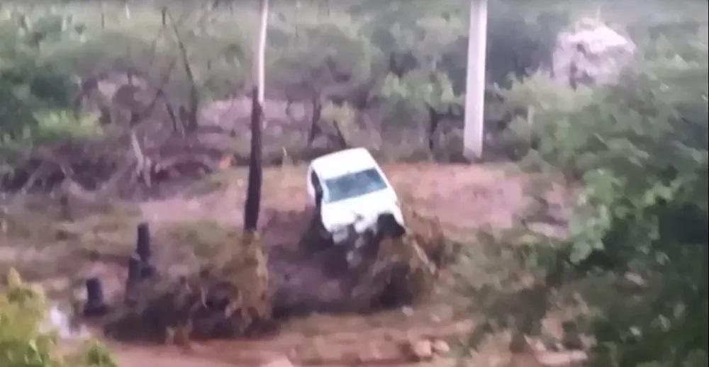 Enxurrada arrasta carro com família em rodovia do RN