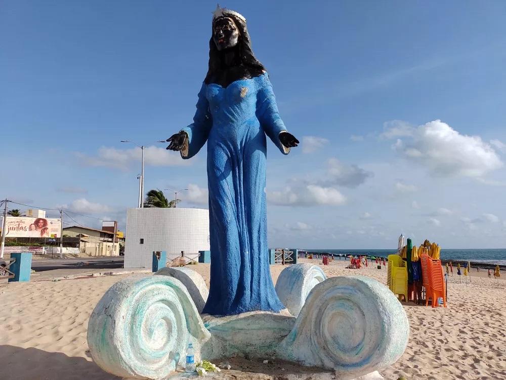 Estátua de Iemanjá que foi vandalizada tem restauração concluída em Natal