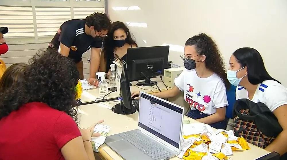 Estudante cria 'barraca do título' para ajudar adolescentes a tirarem o título de eleitor no RN