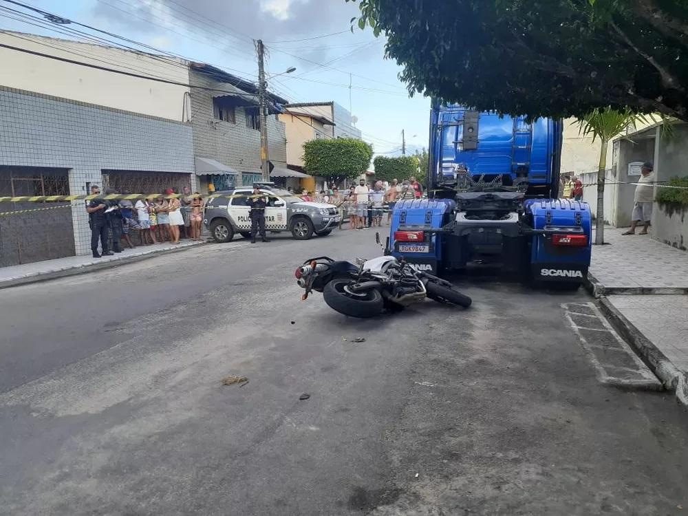 Homem é perseguido, derrubado de moto e assassinado com tiro na Zona Oeste de Natal