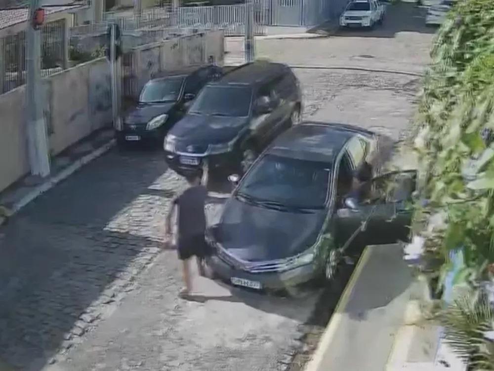 Homens armados roubam dois carros na Zona Sul de Natal; veja vídeo