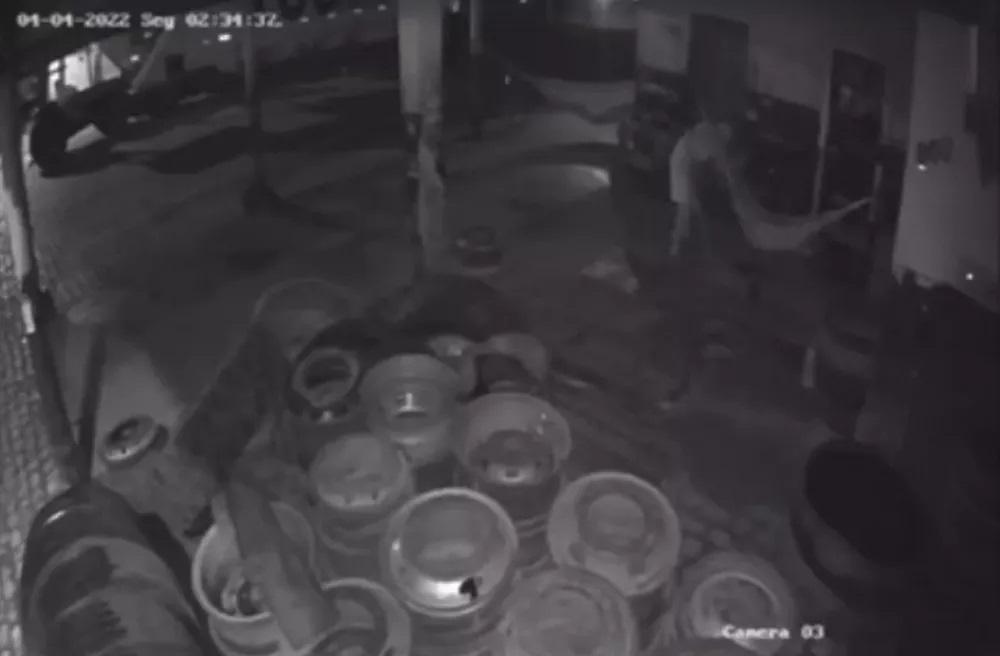 Idoso mata homem a pauladas no interior do RN; vídeo mostra crime