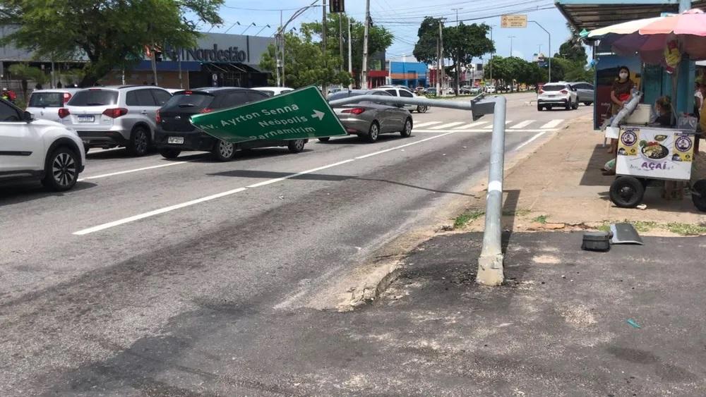 Placa de sinalização cai e atrapalha trânsito na avenida Roberto Freire em Natal