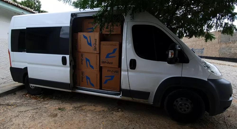 Polícia encontra 150 mil carteiras de cigarros contrabandeados dentro de van no interior do RN
