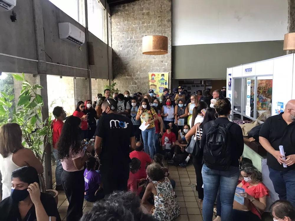 Professores ocupam Secretaria Municipal de Educação de Natal