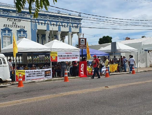 Servidores do município de Mossoró em greve há 10 dias acampam em frente a sede do governo municipal