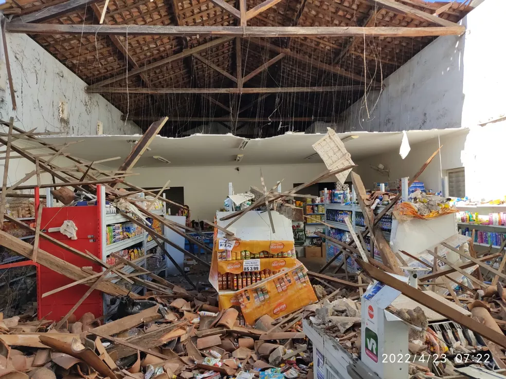 Teto de supermercado desaba no interior do RN; família é atingida, mas passa bem
