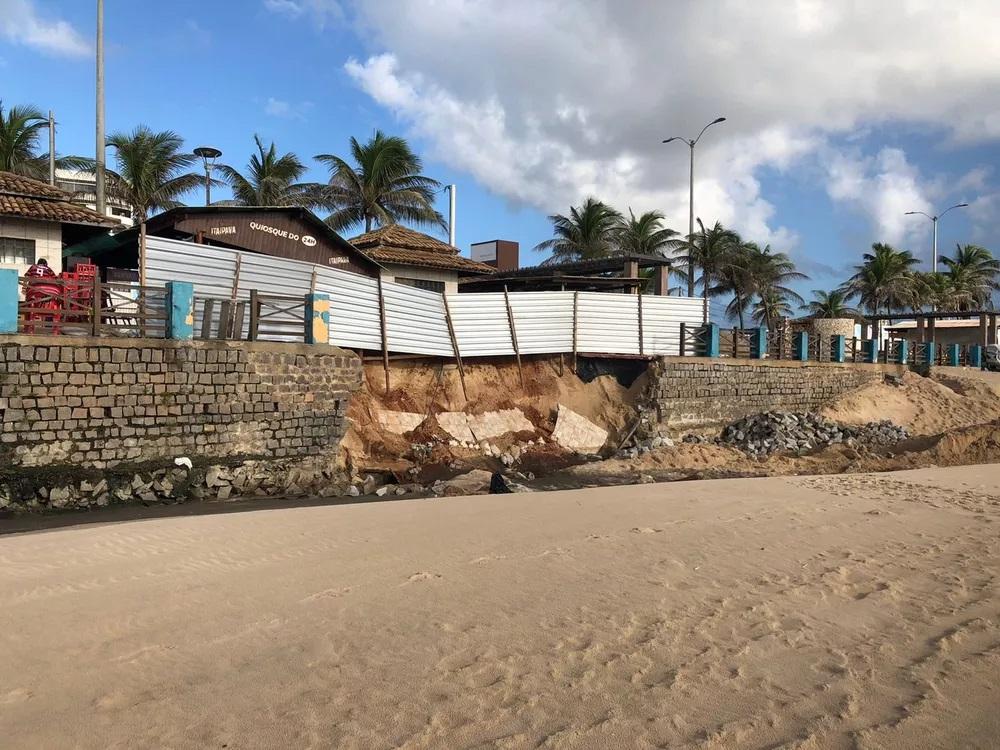 Trecho de calçadão desaba na Praia do Meio em Natal