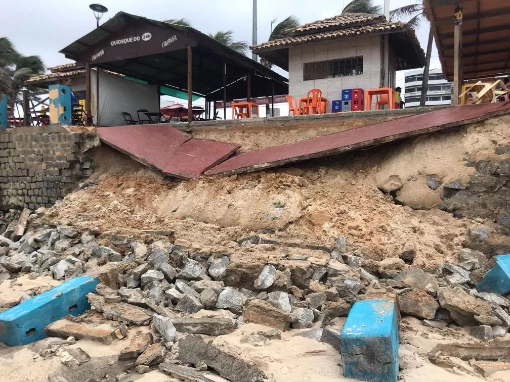 Trecho de ciclovia no calçadão da Praia do Meio desaba em Natal