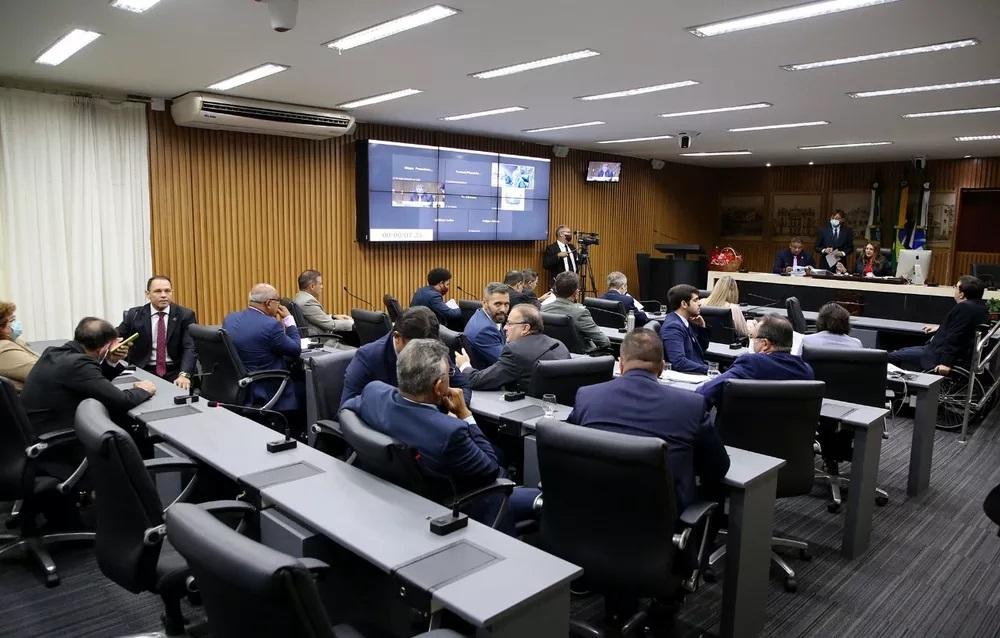 Vereadores aprovam projetos de lei que criam 90 cargos comissionados na prefeitura de Natal