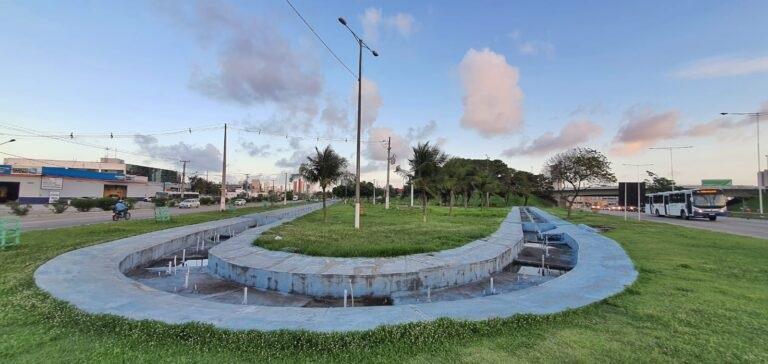 Abandonada, fonte luminosa do viaduto de Ponta Negra acumula água parada em plena epidemia de dengue