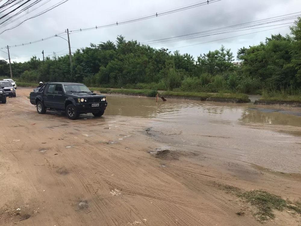 Alagamento, lama e buracos abertos pela chuva em avenida da Grande Natal geram reclamações de motoristas