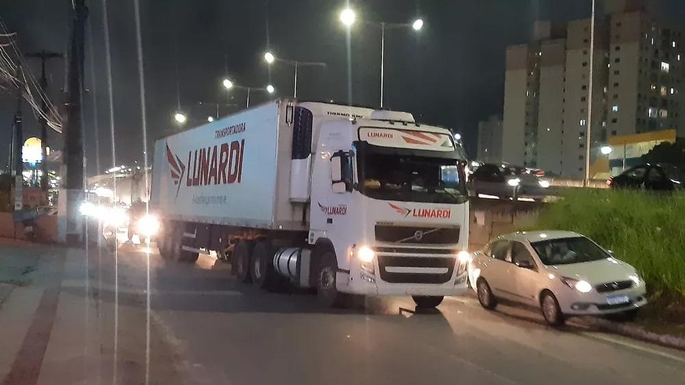 Após pane, carreta interdita marginal da BR-101 e causa congestionamento em Natal