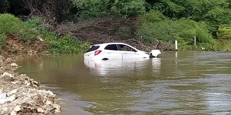 Carro arrastado pela chuva é retirado do Rio Mossoró