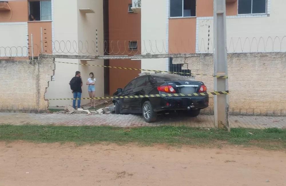 Carro bate, derruba muro e invade condomínio em Mossoró