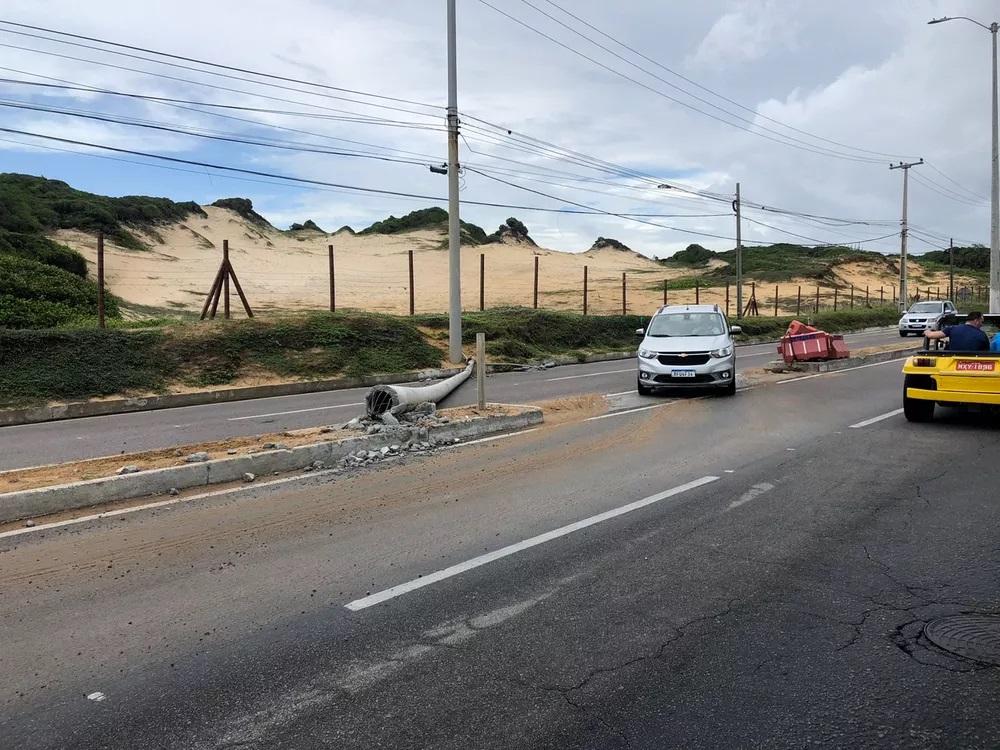 Carro bate e derruba poste na Via Costeira em Natal