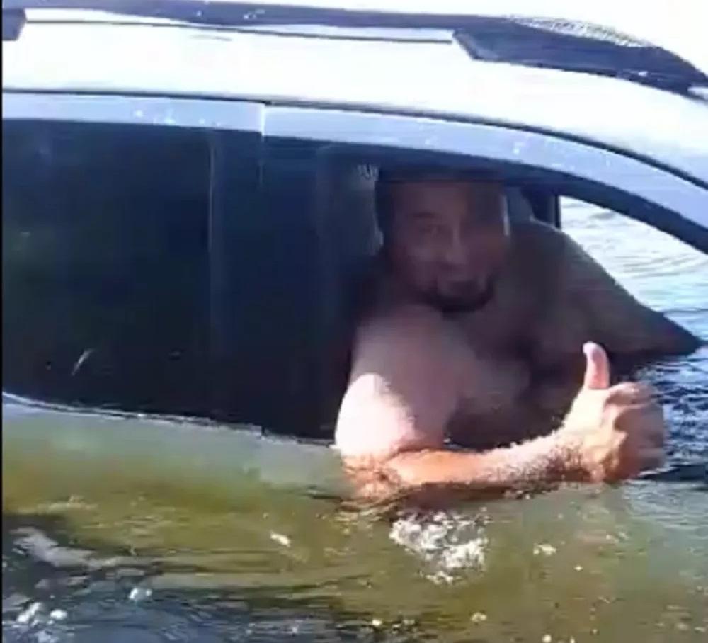 Carro cai em rio no RN, homem ironiza em resposta a amigo e vídeo viraliza: 'Estava com sede'