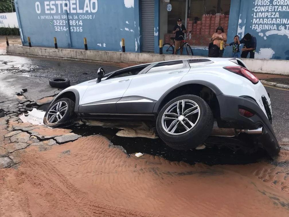 Carro é engolido por buraco aberto em avenida de Natal: 