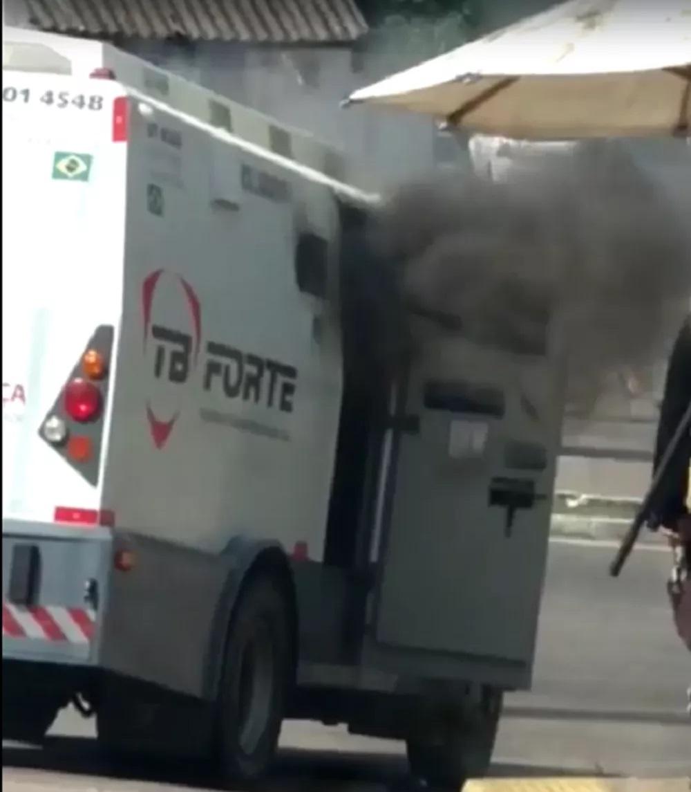 Carro-forte pega fogo na Zona Norte de Natal