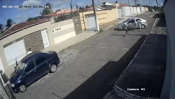 Casal de idosos é vítima de arrastão e tem carro roubado na Zona Sul de Natal