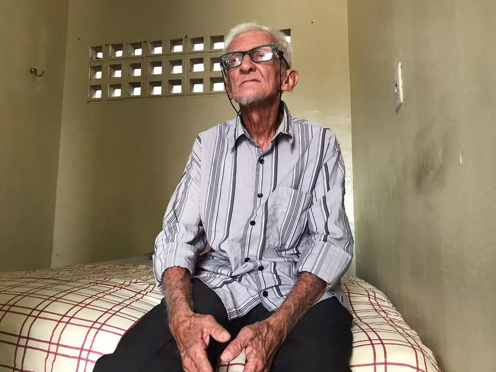 Comunidade se une e aluga casa para idoso de 74 anos que morava na rua na Grande Natal