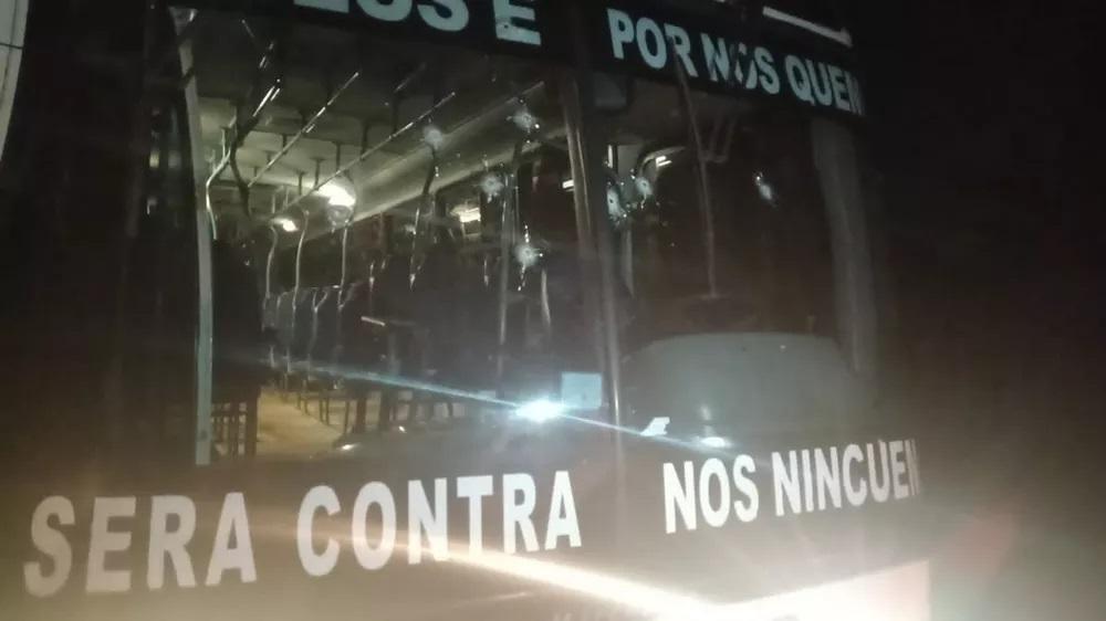 Criminosos atiram contra ônibus escolar e deixam dois feridos no interior do RN