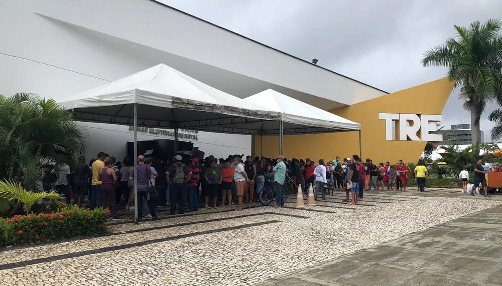 Eleitores formam filas desde a madrugada no TRE-RN para regularizar situação eleitoral