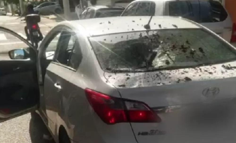 Galho de árvore cai e quebra parabrisa traseiro de carro em Natal