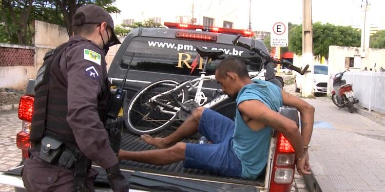 Homem invade clínica odontológica e pega no sono em Mossoró