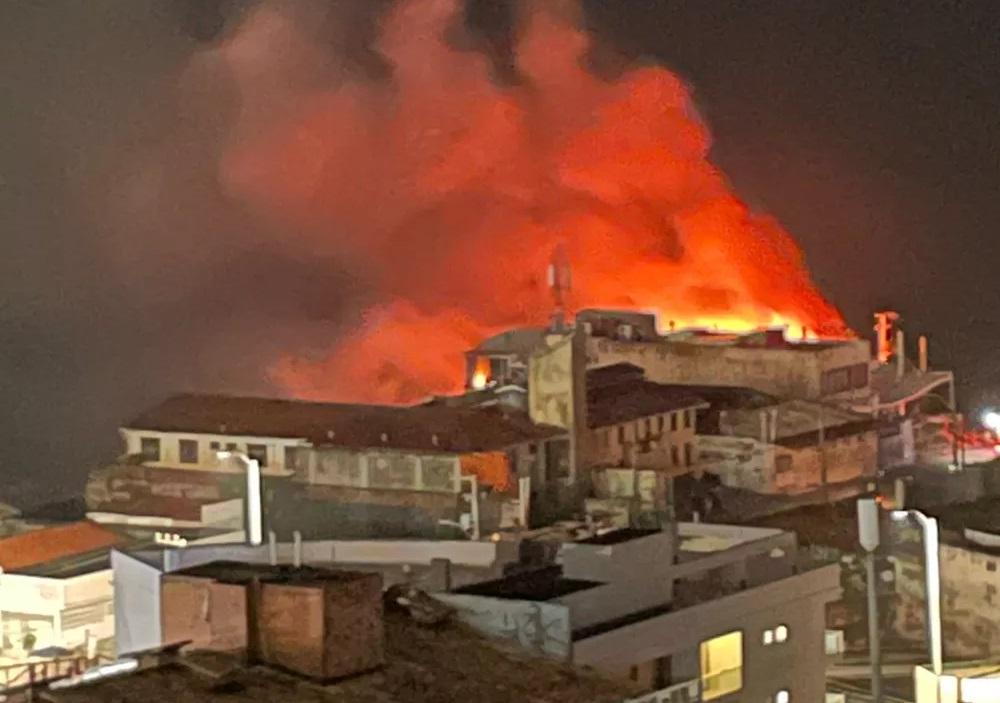 Incêndio atinge casa de recepções em praia da Zona Leste de Natal