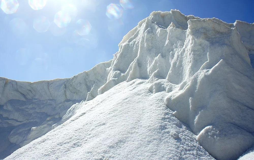 Justiça condena empresa a pagar R$ 587 mil a família de vigia que morreu ao cair com carro em tanque de salina no RN