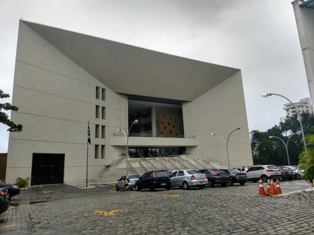 Justiça Eleitoral manda deputado do RN retirar outdoors instalados em Natal