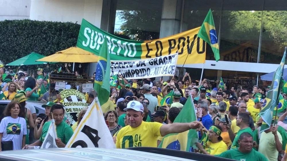 Manifestantes vão às ruas para protestar a favor de Bolsonaro no 1º de Maio em Natal