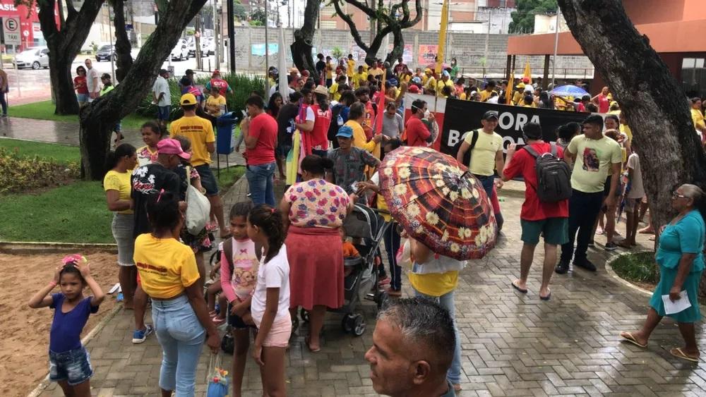 Manifestantes vão às ruas para protestar contra Bolsonaro no 1º de Maio em Natal