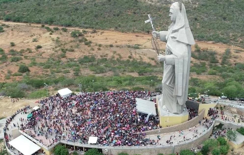 Milhares de fiéis lotam Santuário de Santa Rita de Cássia no interior do RN
