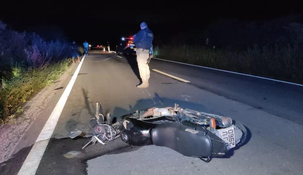 Motociclista morre após bater em carroça, cair e ser atropelada por carro na BR-405 no RN