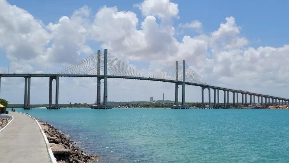 Motociclista morre após colisão com caminhão quebrado na Ponte Newton Navarro em Natal