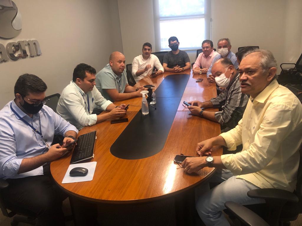 Prefeito de Apodi realiza reunião com representantes da CAERN e DETRAN durante agenda administrativa em Natal