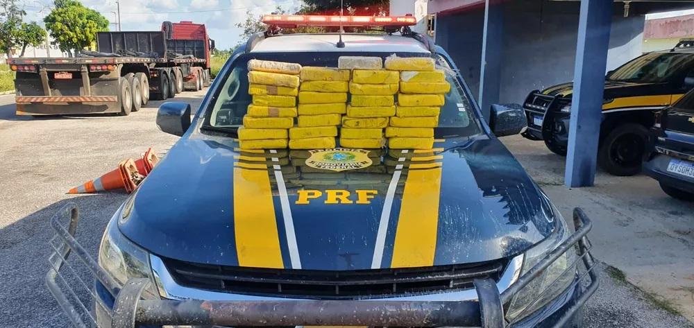 PRF apreende 29 kg de pasta base de cocaína e prende homem em Mossoró