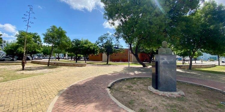 Vereadores de Mossoró protestam à luz de vela em praça, prefeitura diz que foi sabotagem