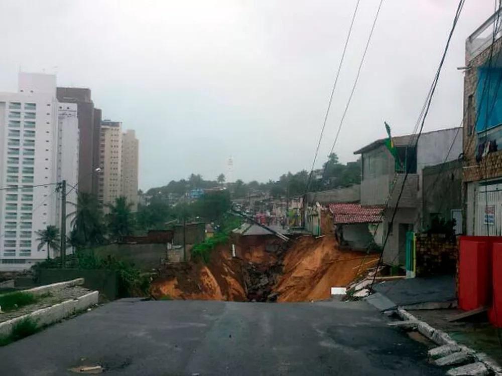 8 anos após deslizamento em Mãe Luíza, moradores atingidos têm auxílio reduzido e seguem sem casas reconstruídas em Natal