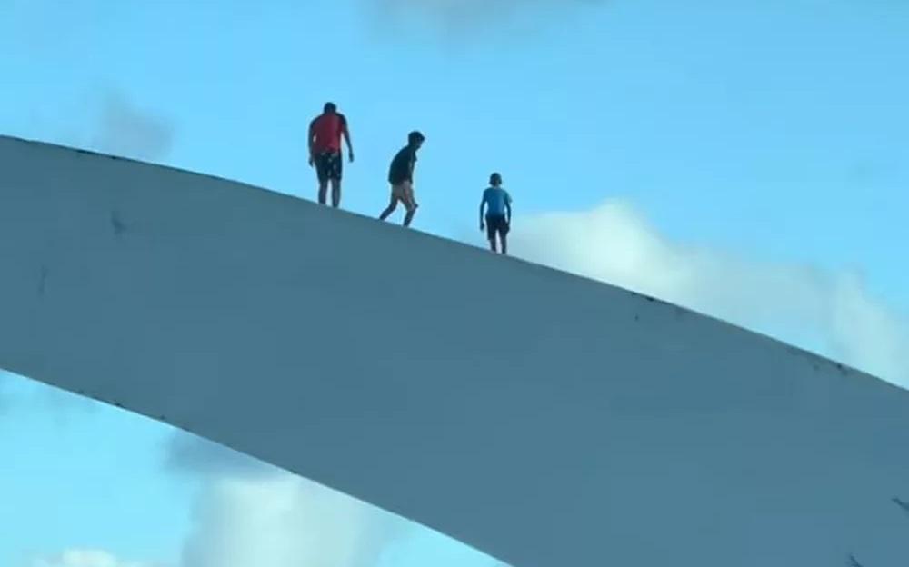 Adolescentes se arriscam ao subir Pórtico dos Reis Magos em Natal; veja vídeo