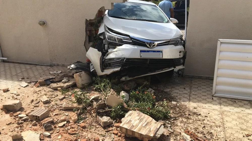 Carro derruba portão e parte de muro de uma casa na Zona Sul de Natal