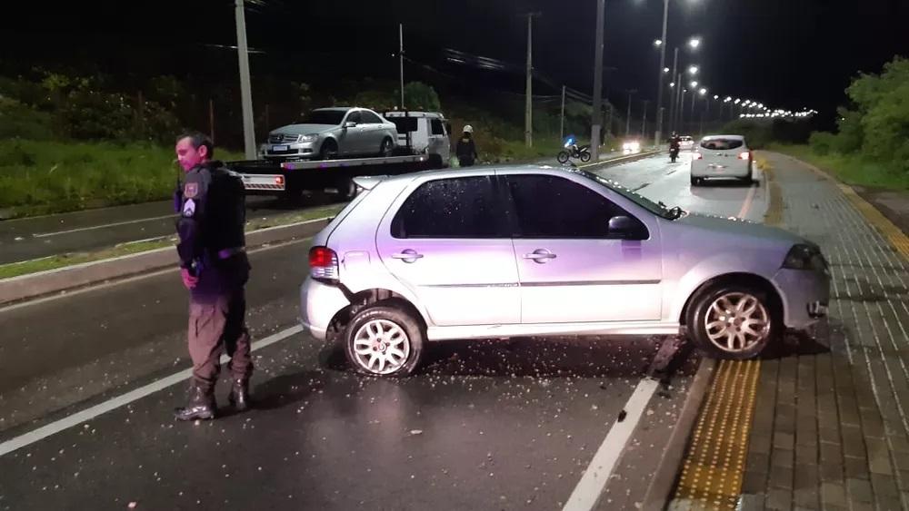 Carro é atingido na traseira, entra na contramão e para na calçada da Via Costeira em Natal