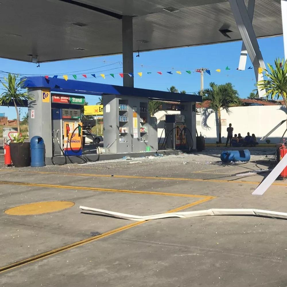 Criminosos armados explodem cofre de posto de combustíveis na zona Norte de Natal